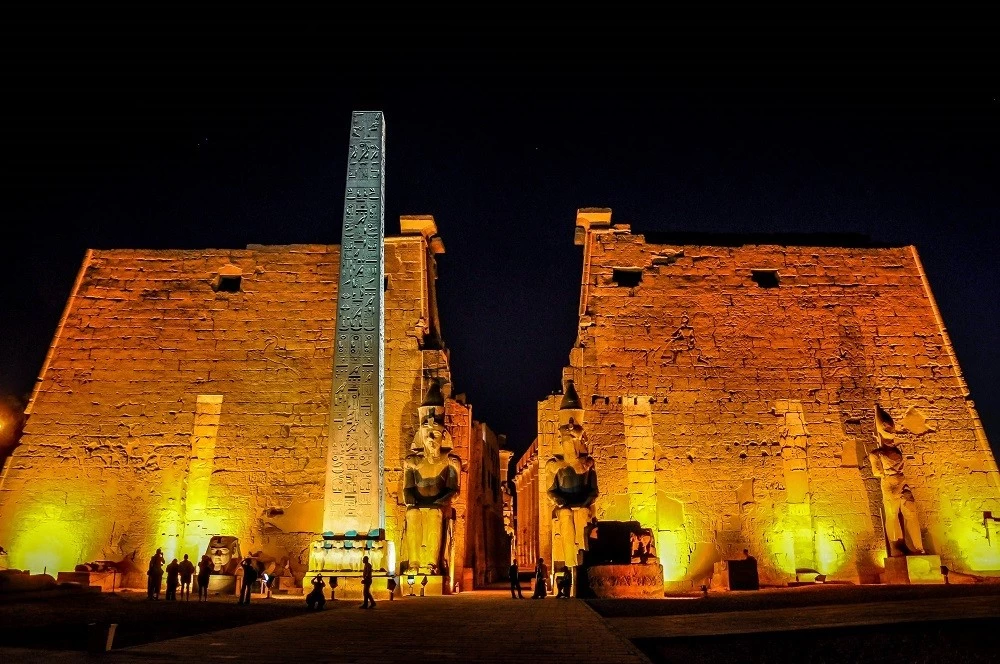 LUZ Y SONIDO EN EL TEMPLO DE KARNAK